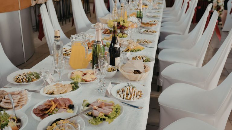 השכרת כסאות ושולחנות לאירועים עסקיים – שילוב של נוחות ועיצוב