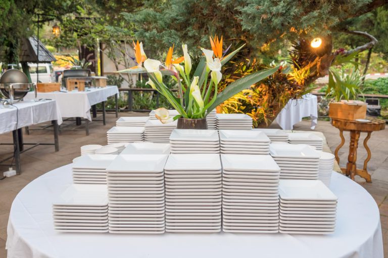 השכרת כלי הגשה וכלי אוכל לחברות – סטנדרט מקצועי לאירועים